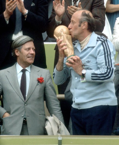 Bildnummer: 00401082  Datum: 07.07.1974  Copyright: imago/WEREKBundestrainer Helmut Schön küsst den FIFA Weltpokal, daneben Bundeskanzler Helmut Schmidt (beide BR Deutschland); Vneg, hoch, Weltmeister, Sieg, Sieger, Siegerehrung, Trainer, Nationaltrainer, Coach, Nationalcoach, Politik, Politiker, Kanzler, Trophäe, Pokal, Kuß, Kuss, küssen Weltmeisterschaft 1974, Finale, Endspiel, Länderspiel, Nationalmannschaft, Nationalteam, BRD München Olympiastadion Glück,  Freude,  Fußball WM Herren Mannschaft Deutschland Gruppenbild optimistisch Randmotiv Personen Objekte Sportpolitik